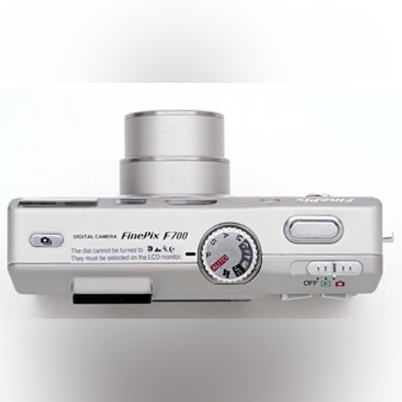 Fujifilm F700 Digital Camera - Picture 7 of 9